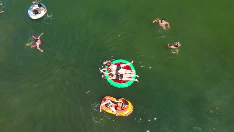 Fotografía-Aérea,-Gente-Jugando,-Nadando,-Flotando-En-El-Lago-En-Verano