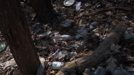 Toma-Panorámica-Amplia-Que-Muestra-Basura-Esparcida-En-Un-Barranco-De-La-Ciudad