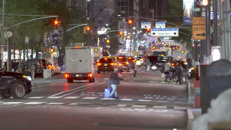 Escena-Callejera-De-La-Ciudad-De-Nueva-York-Con-Foco-En-Rack-Y-Luces-Traseras-Brillantes