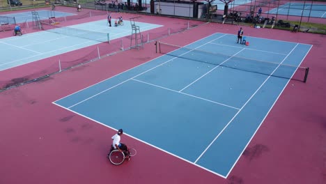 Yogyakarta,-Indonesia---2-De-Mayo-De-2021:-Personas-En-Silla-De-Ruedas-Jugando-Al-Tenis-En-La-Cancha