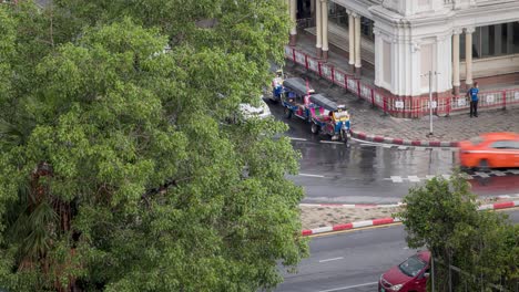 TukTuks-parked-in-front-of-the-Hua-Lamphong-station