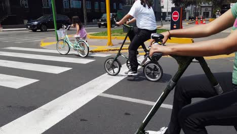 Video-En-Cámara-Lenta-De-4k-De-Una-Chica-En-Bicicleta-En-El-Famoso-Bulevar-De-Arequipa-En-La-Ciudad-Capital-De-Lima,-Perú,-En-Una-Soleada-Tarde-De-Domingo