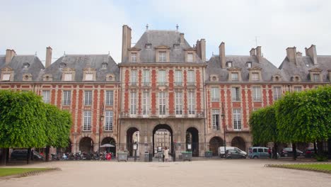 Luxury-Hotel-Building-Le-Pavillon-de-la-Reine---Place-des-Vosges-In-Le-Marais,-Paris,-France