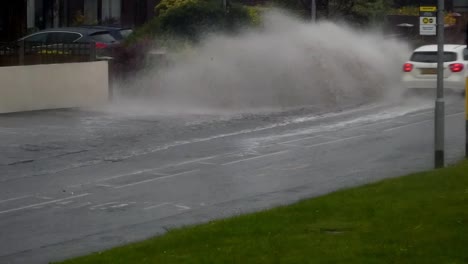 Coches-Conducción-Cautelosa-En-Inundaciones-Tormentosas-Fuertes-Lluvias-Británicas-Vertiendo-Clima-Peligroso