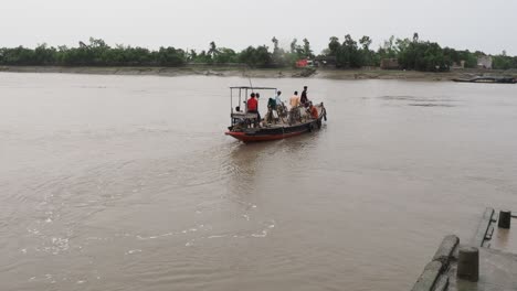 Personas-Que-Viajan-De-Una-Isla-A-Otra-En-Sunderban,-Bengala-Occidental,-India,-Donde-El-único-Medio-De-Comunicación-Con-Las-Islas-Remotas-Es-Por-Barco