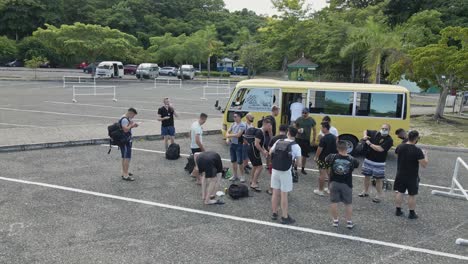 Grupo-De-Turistas-Saliendo-Del-Autobús-Listos-Para-Hacer-Turismo-En-La-Caída-Del-Río-Dunn