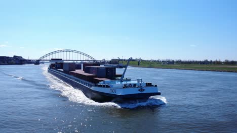 Lastkahn-Mit-Schiffscontainern,-Der-Am-Fluss-Noord-In-Den-Niederlanden-Segelt