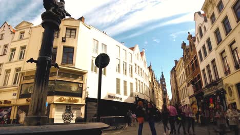 Timelapse-Rue-Au-Beurre-Fuente-Con-Vistas-A-La-Torre-Del-Ayuntamiento-De-Bruselas