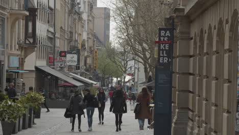 Menschen,-Die-Auf-Einer-Belebten-Straße-In-Der-Innenstadt-Von-Luxemburg-Laufen