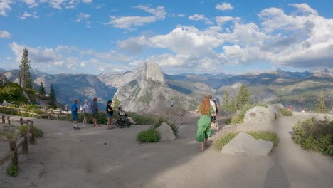 Sendero-Para-Caminar-Hasta-El-Punto-Del-Glaciar-En-Yosemite-Con-Media-Cúpula-En-Segundo-Plano.