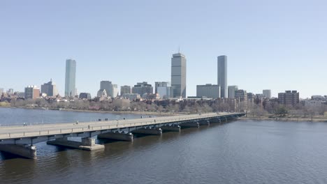 Gente-Y-Tráfico-Cruzando-El-Puente-De-Harvard,-Conectando-Cambridge-Con-Boston,-Massachusetts