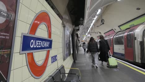 Der-Zug-Der-Londoner-U-Bahn-Central-Line-Verlässt-Die-U-Bahnstation-Queensway