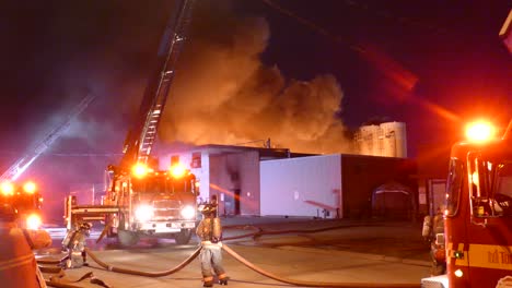 Los-Bomberos-Luchan-Contra-El-Incendio-En-Un-Evento-Devastador-De-Un-Incendio-Masivo-Que-Destruye-El-Negocio-De-Pastelería-Etobicoke-Del&#39;s-Pastry,-En-La-Avenida-Bering,-Toronto,-Canadá,-El-15-De-Junio-De-2021