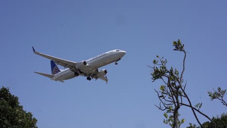 Flugzeug-Der-United-Airlines-Landet-Auf-Dem-Flughafen