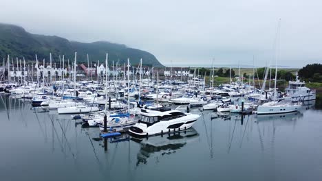 Luxusyachten-Und-Segelboote-Parken-Am-Nebligen-Gebirgszug-Conwy-Retirement-Village-Marina