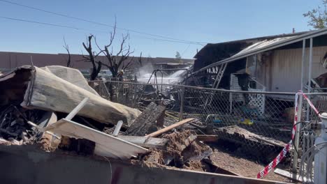 Feuerwehrleute-Schütten-Wohnwagen-Nach-Hause-In-Schaum,-Um-Hotspots-Nach-Verheerendem-Brand-Zu-Beseitigen