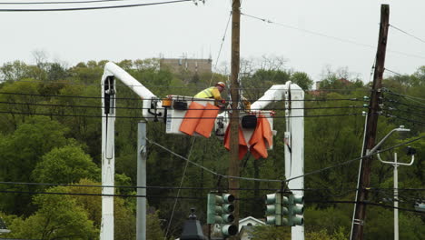 Primer-Plano-De-Los-Trabajadores-De-La-Construcción-Que-Realizan-El-Mantenimiento-De-Los-Cables-De-Alimentación