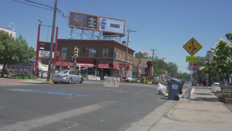 George-Floyd-Free-State-Memorial-Square,-Heiliger-Raum,-Besetzen-Protestreklamen,-Flaggenstatue,-Black-Lives-Matter,-Minneapolis,-Minnesota,-Zeitlupe