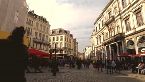 Lapso-De-Tiempo-De-Calles-Llenas-De-Gente-Del-Centro-De-Bruselas,-Bélgica---Amplia-Extracción