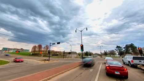 Viajeros-Que-Conducen-Por-Las-Calles-De-La-Ciudad-En-Beloit,-Wisconsin