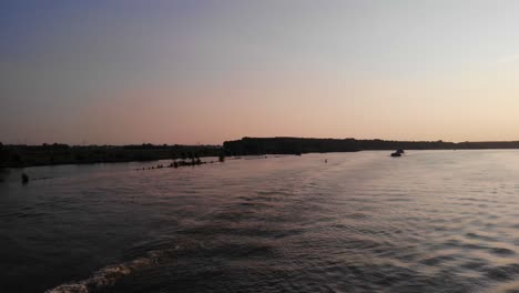 River-Pride-Binnentanker-Fährt-Während-Der-Goldenen-Stunde-An-Der-Oude-Maas-Vorbei