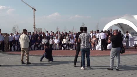 Reza-Deghati-Macht-Das-Gruppenfoto-Der-Internationalen-Delegation-In-Der-Zerstörten-Stadt-Agdam-In-Bergkarabach,-Aserbaidschan