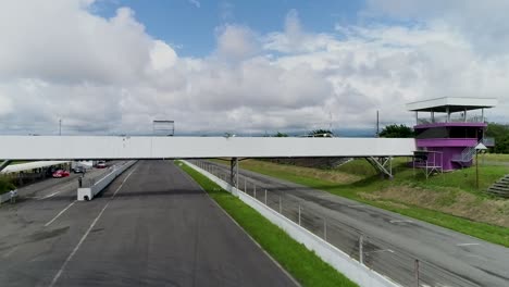 Vista-Aérea-De-La-Pista-Y-Las-Gradas-Autodrom-Coche-Rojo