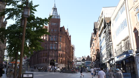 Nottingham,-England---10.-Juli-2021:-Blick-Vom-Alten-Marktplatz-Auf-Die-Brian-Clough-Statue