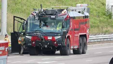 Bomberos-Del-Aeropuerto-Moderno-6-Rosenbauer-Con-Luces-Parpadeantes-En-Accidente-De-Carretera