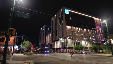 Ac-Hotel-By-Marriott-Tucson-En-El-Centro-De-La-Noche-Con-Peatones-Y-Tráfico-En-Primer-Plano