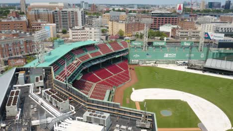 Volando-Lejos-Del-Parque-Fenway-En-El-Centro-De-Boston,-Massachusetts