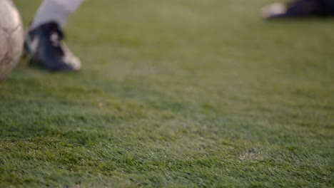 Un-Hombre-Patea-Un-Balón-De-Fútbol