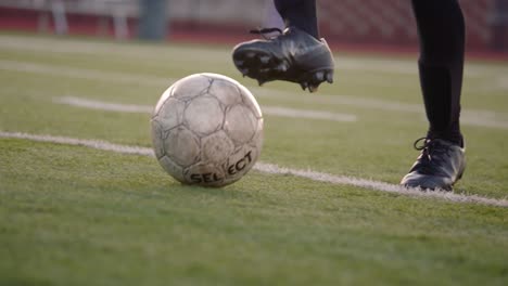 Eine-Frau-Fängt-Den-Ball-In-Einem-Fußballspiel-Ab