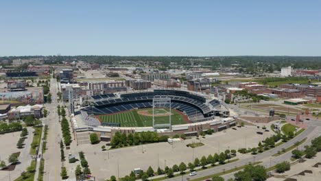 Toma-Aérea-De-Td-Ameritrade-Park,-Sede-Del-Torneo-De-La-Serie-Mundial-De-Universidades-Masculinas-De-La-Ncaa-Y-De-Los-Bluejays-De-La-Universidad-De-Creighton