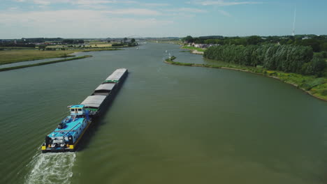 Nahe-Luftaufnahme-Des-Binnenschiffs-Alina-Lemmer-Auf-Dem-Niederländischen-Fluss-De-Lek