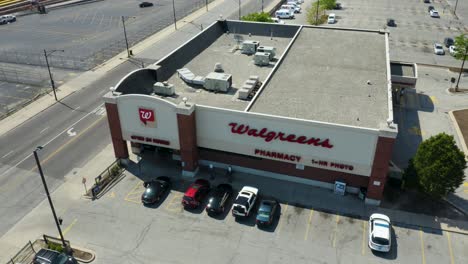 Vista-Aérea-De-La-Tienda-De-Conveniencia-Y-Farmacia-Walgreens-El-Día-De-Verano