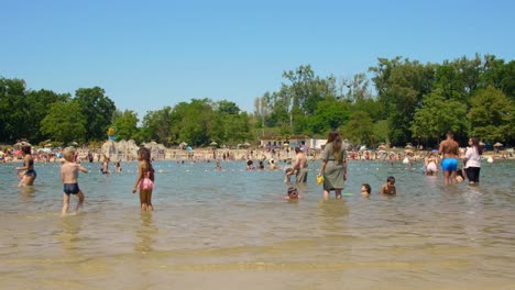 Turistas-Disfrutando-Del-Tiempo-Libre-En-La-Playa-En-La-Isla-De-Ocio-De-Cergy-pontoise-En-La-Región-De-Ile-de-france,-Francia