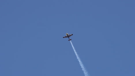 Destacado-Piloto-Acrobático-Lukasz-Czepiela-Haciendo-Acrobacias-Con-Avión-Acrobático