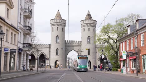 Stadtlandschaft-Der-Altstadt-Von-Potsdam-Mit-Straßenbahn-Im-Frühling