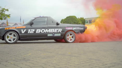 Coche-Bombardero-V12-Dejando-Un-Rastro-Ardiente-Con-Humo-Rojo-Durante-El-Espectáculo-De-Acrobacias-Team-Lagrin-En-Alemania