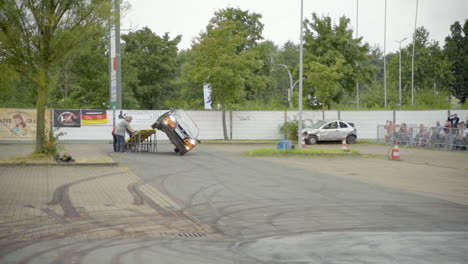 Stuntman-Kommt-Aus-Dem-Fenster,-Während-Das-Auto-Einen-Side-Wheelie-Ausführt