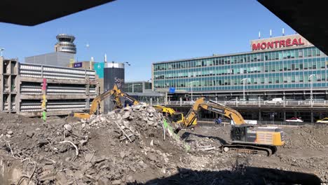 Bagger-Graben-Auf-Der-Baustelle,-Wolkenkratzer-Im-Hintergrund,-Statische-Aufnahme