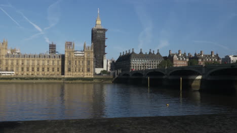 Vista-Matutina-De-Las-Casas-Del-Parlamento-Desde-El-Otro-Lado-Del-Río-Támesis