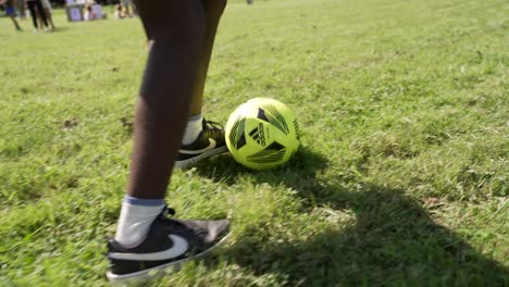 Nahaufnahme-Eines-Afroamerikanischen-Fußballspielers,-Der-Auf-Dem-Fußballplatz-Fußballdribblings-Und--fähigkeiten-Zeigt