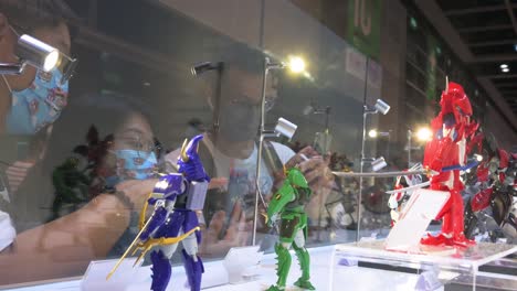 Los-Visitantes-Miran-Figuras-De-Personajes-De-Marca-Mientras-Asisten-Al-Evento-De-Exhibición-Anicom-And-Games-Acghk-En-Hong-Kong