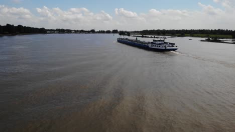 Luftaufnahme-Des-Hecks-Des-Binnentankers-Aventura,-Der-In-Der-Oude-Maas-Navigiert