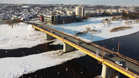 Distrito-De-Vilijampole-Y-Puente-De-Vileisis-Durante-La-Tormenta-De-Nieve-En-Kaunas