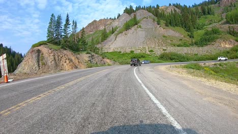 POV-Während-Der-Fahrt-Auf-Dem-Million-Dollar-Highway,-Der-Sich-Einer-Der-Vielen-Haarnadelkurven-In-Der-Nähe-Des-Red-Mountain-Pass-In-Den-San-Juan-Mountains-Nähert,-Teil-Der-Malerischen-Nebenstraße-Skyway-Colorado-In-Der-Nähe-Von-Silverton,-Colorado