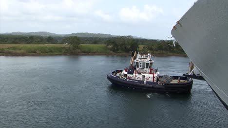 Remolcador-Alejándose-Del-Barco.Canal-De-Panamá