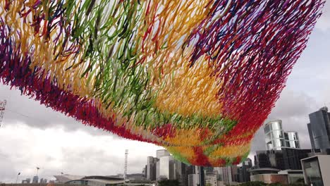 Instalación-De-Arte-Del-Río-De-La-Luz-Por-Cinética-Poética-En-El-Centro-De-Hong-Kong,-Compuesta-Por-Más-De-45000-Piezas-De-Tela-Para-Velas